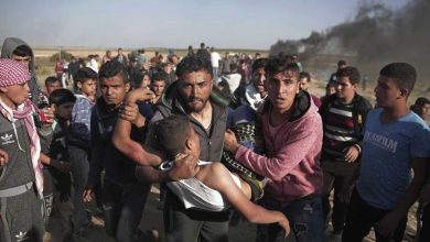 Palestinos trasladan a un herido durante el ataque a la Gran Marcha del Retorno en Gaza