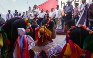 AMLO y los Indígenas.