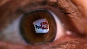Alex Jones, burla a Facebook y a YouTube.