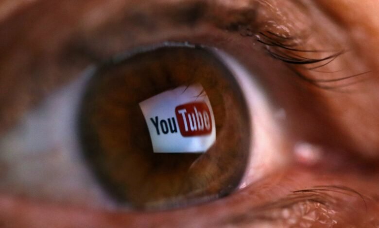 Alex Jones, burla a Facebook y a YouTube.