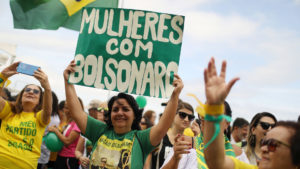 Mujeres con Bolsonaro.