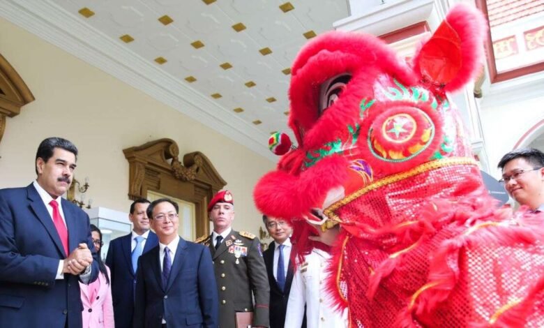 China Elogia a la Revolución.
