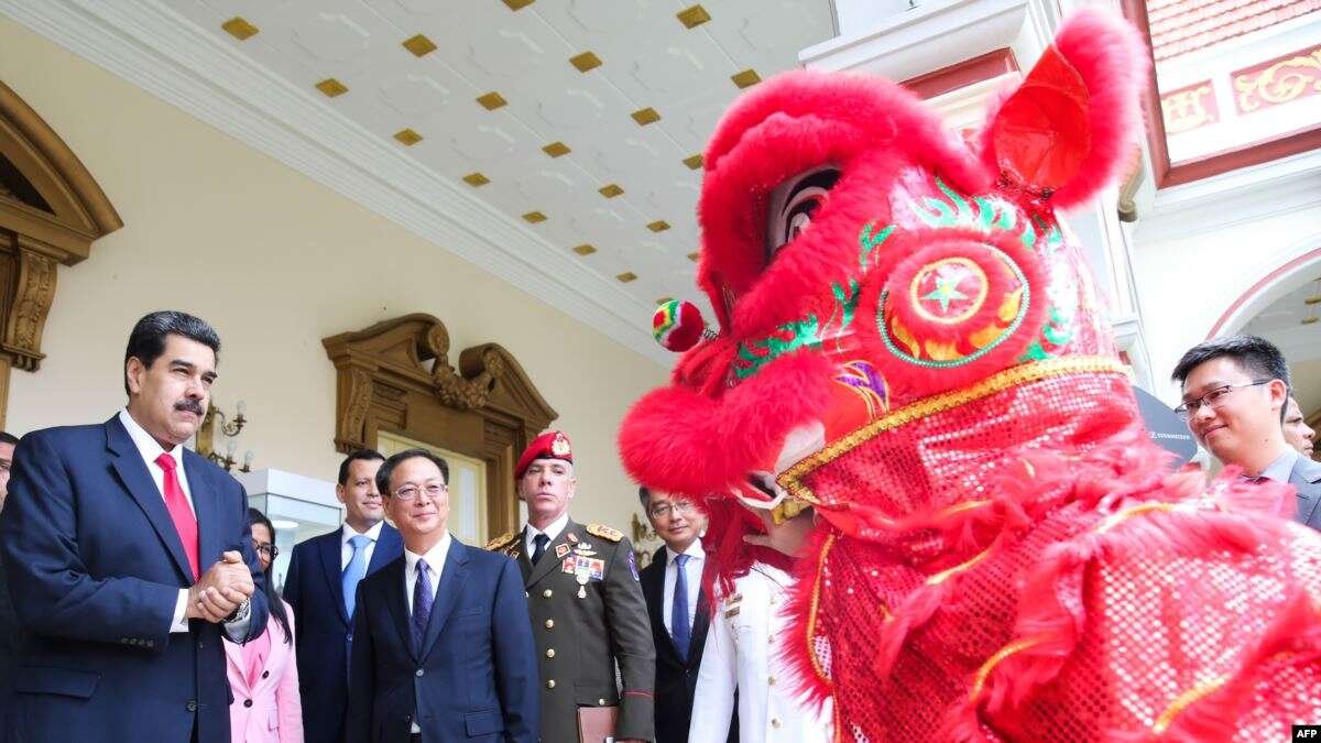 China Elogia a la Revolución.