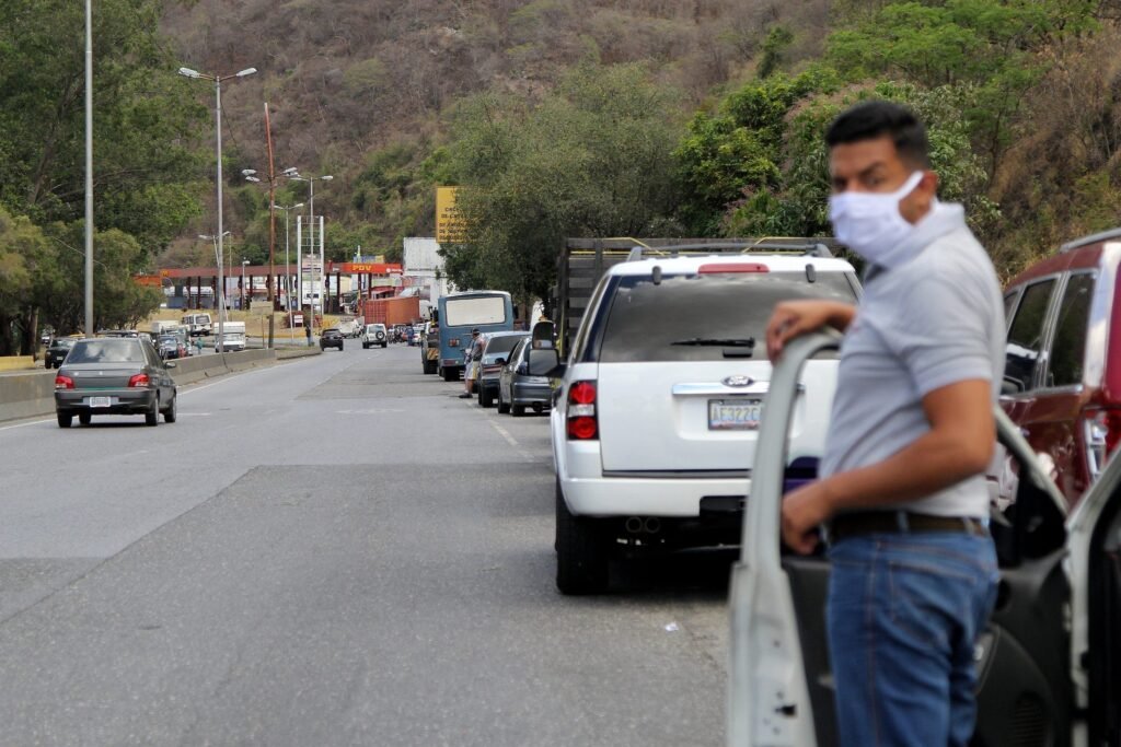 Venezolanos buscan Gasolina.