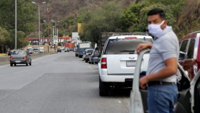 Venezolanos buscan Gasolina.