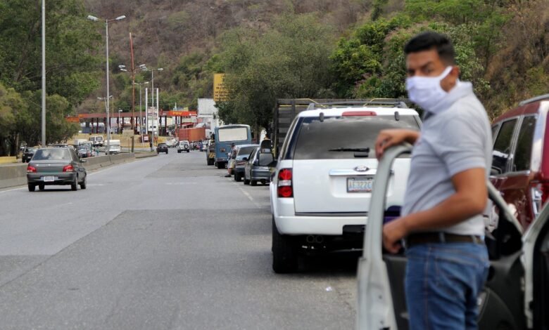 Venezolanos buscan Gasolina.