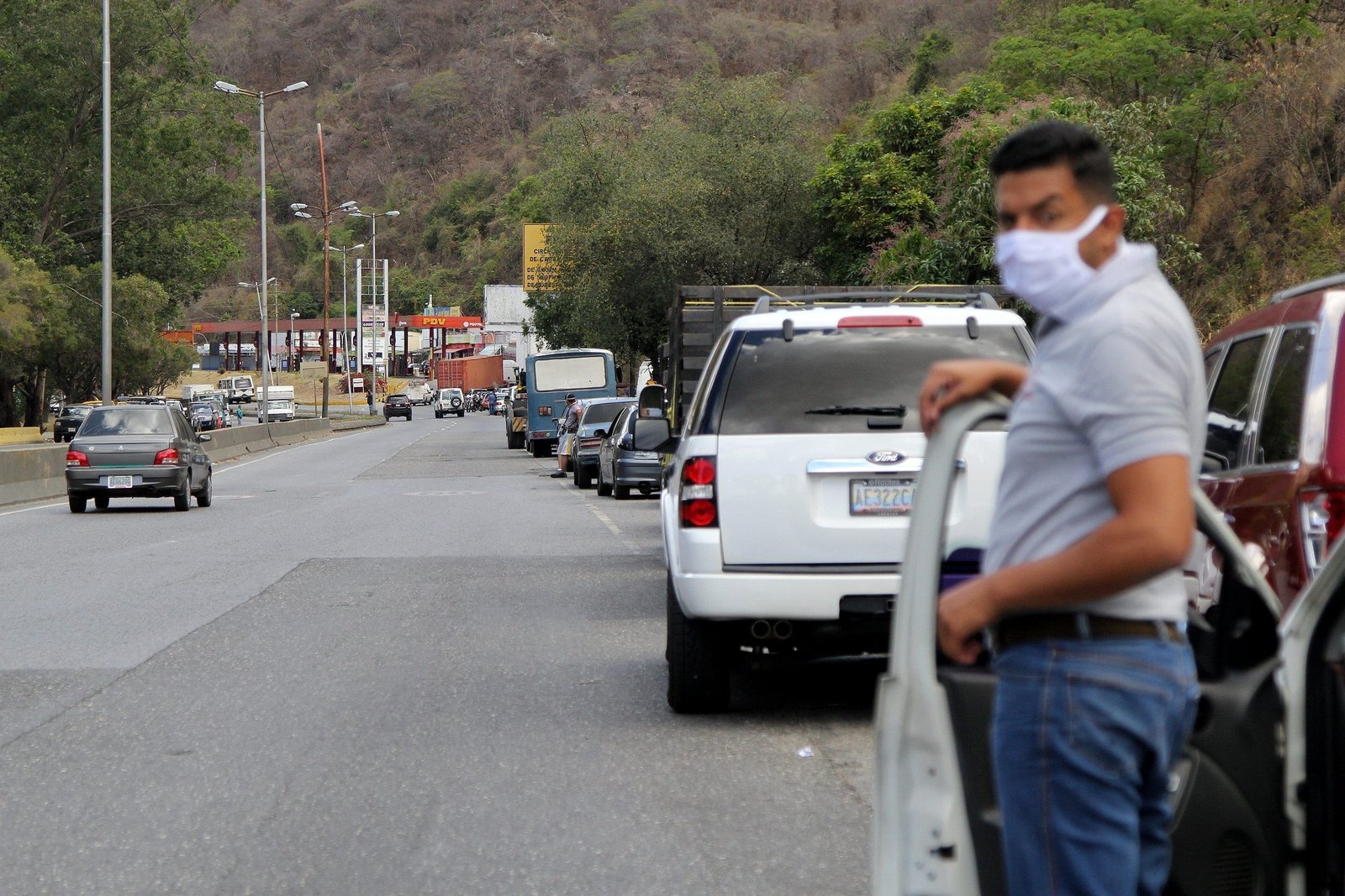 Venezolanos buscan Gasolina.