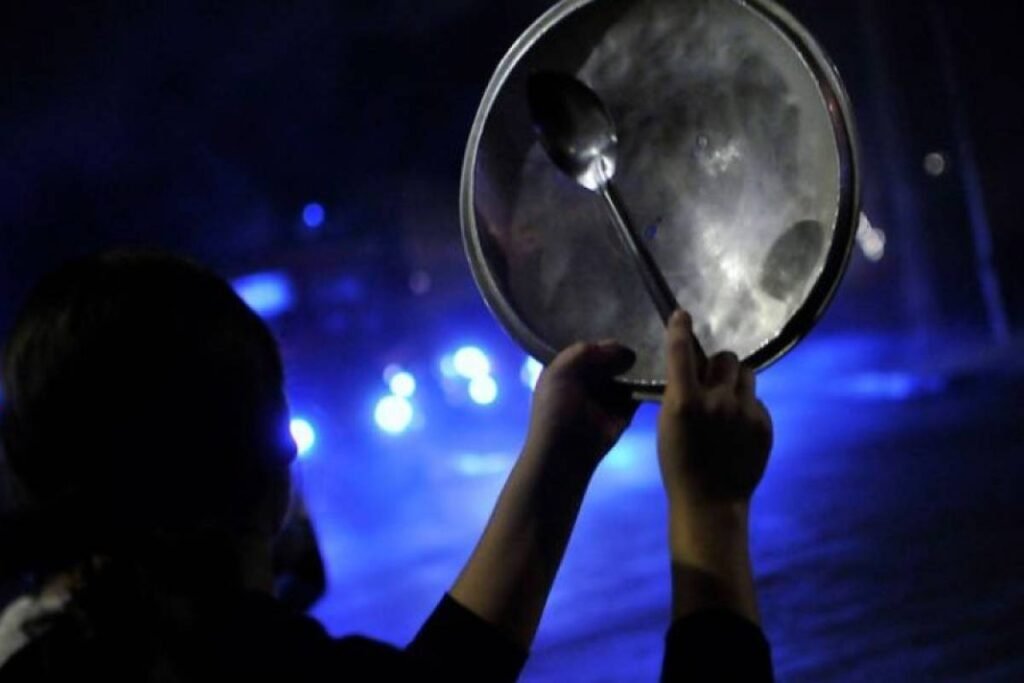 Chilenos protestan en Cuarentena.
