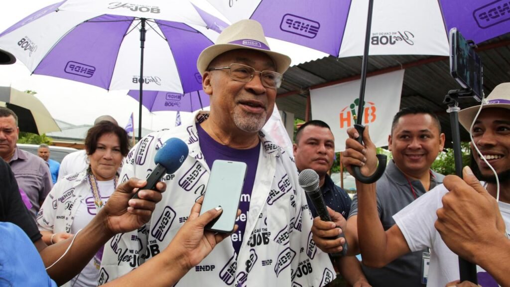 Desi Bouterse es reemplazado.