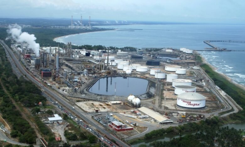 Arrancan Refinerías.