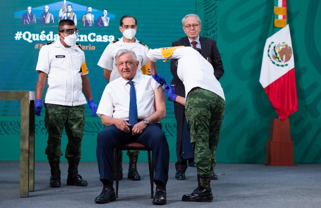 AMLO se coloca a vacuna.