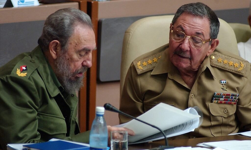 Fidel y Raúl Castro.