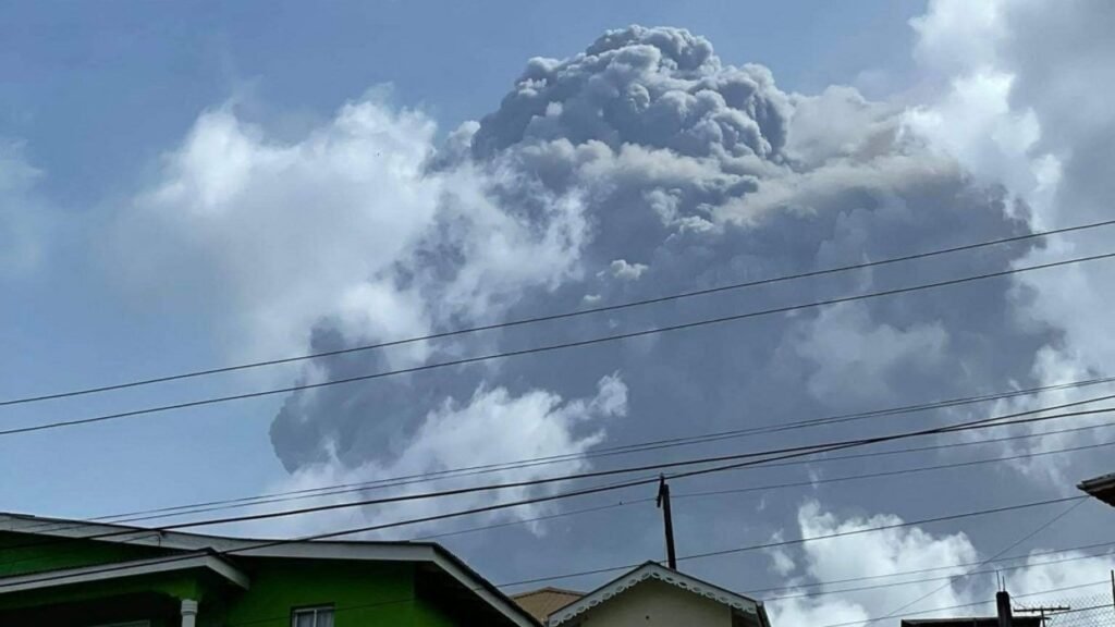Explota Volcán La Soufriere.