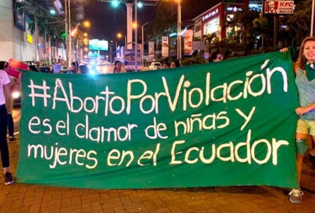 Ecuador medio despenaliza el aborto.