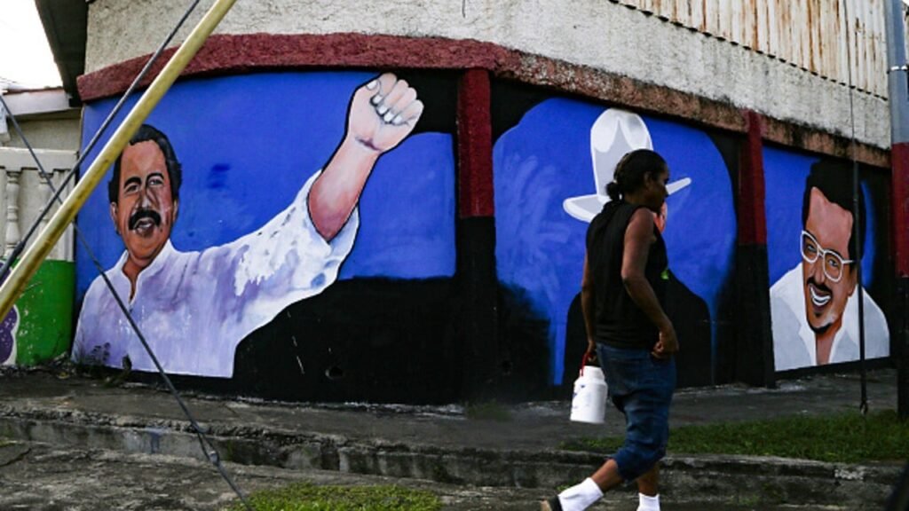 Opositores tras las rejas.