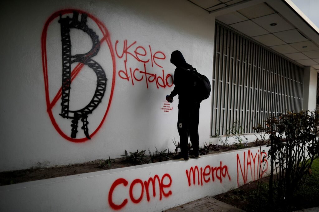 Locales contra Criptocolonialistas.