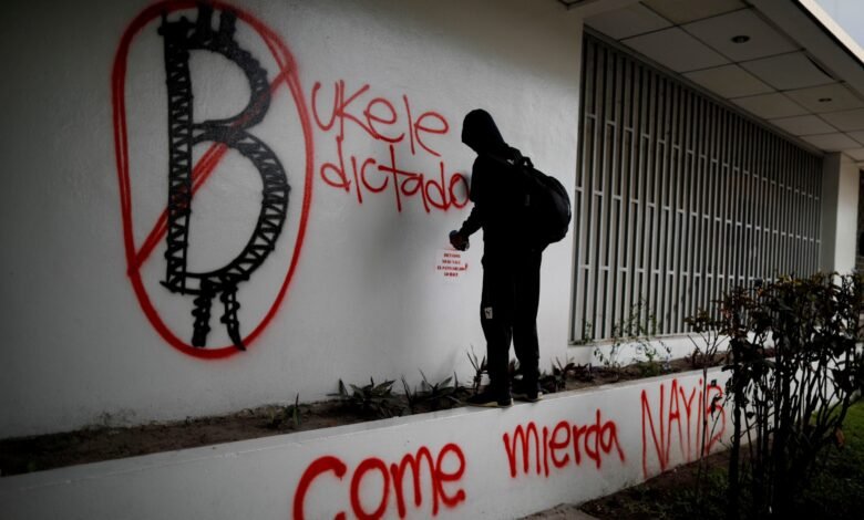 Locales contra Criptocolonialistas.
