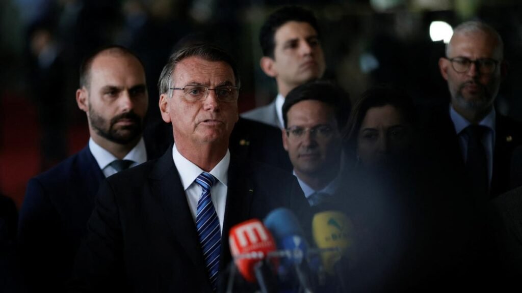 Se rompe el silencio.