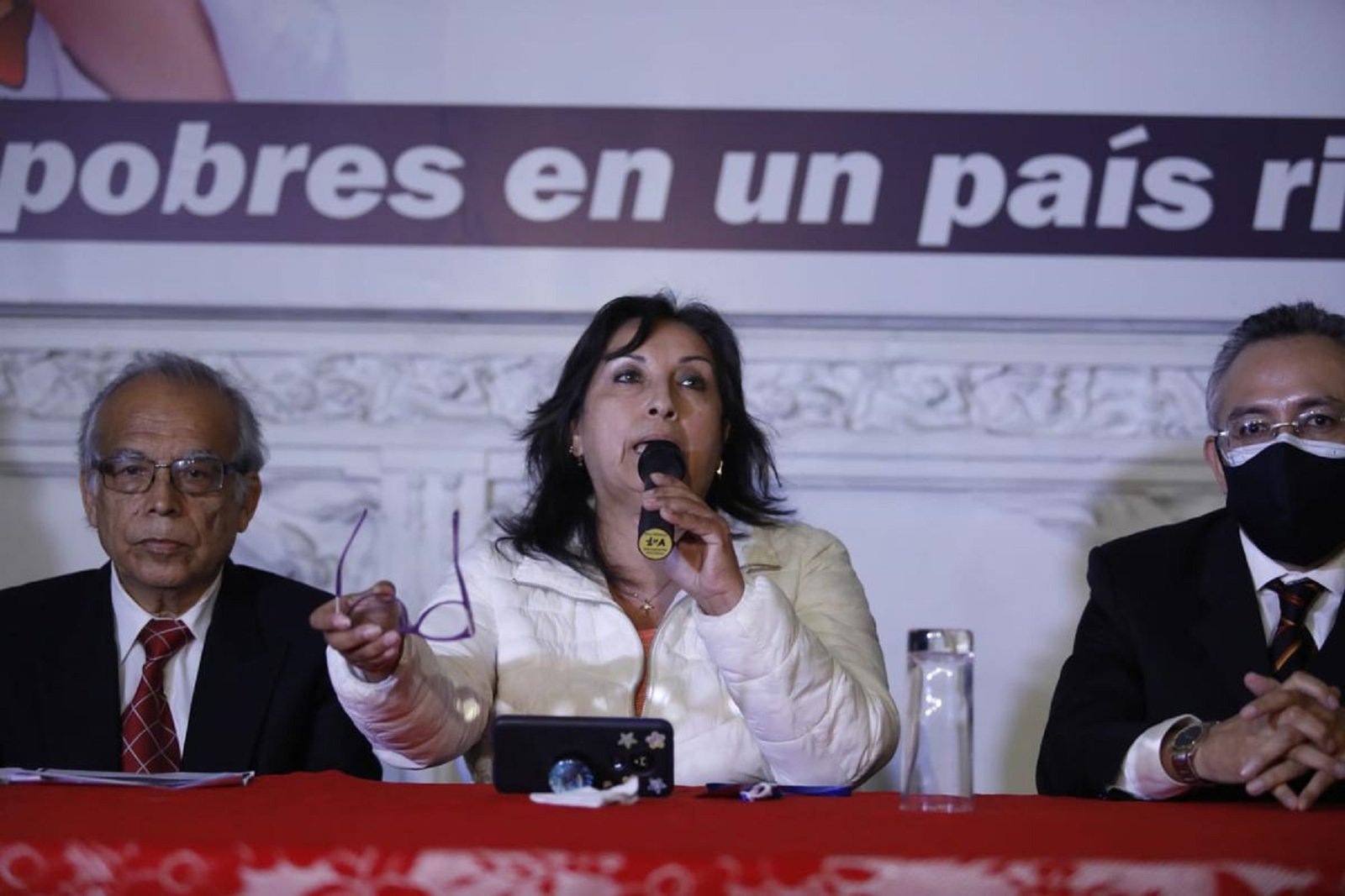 Dina pide disculpas por la masacre.
