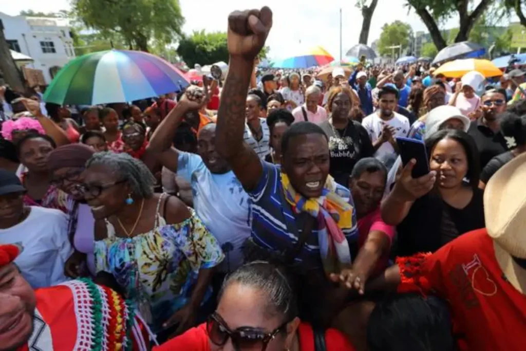 Surinam en plena manifestación.
