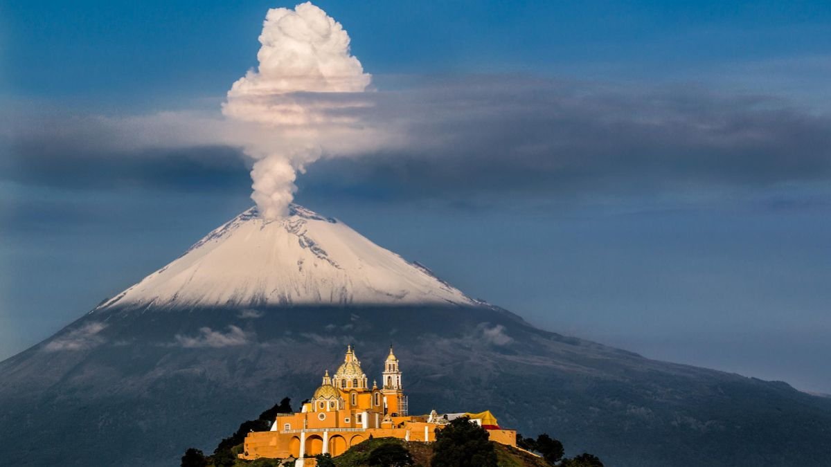 Con el Popocatépetl en el horizonte.