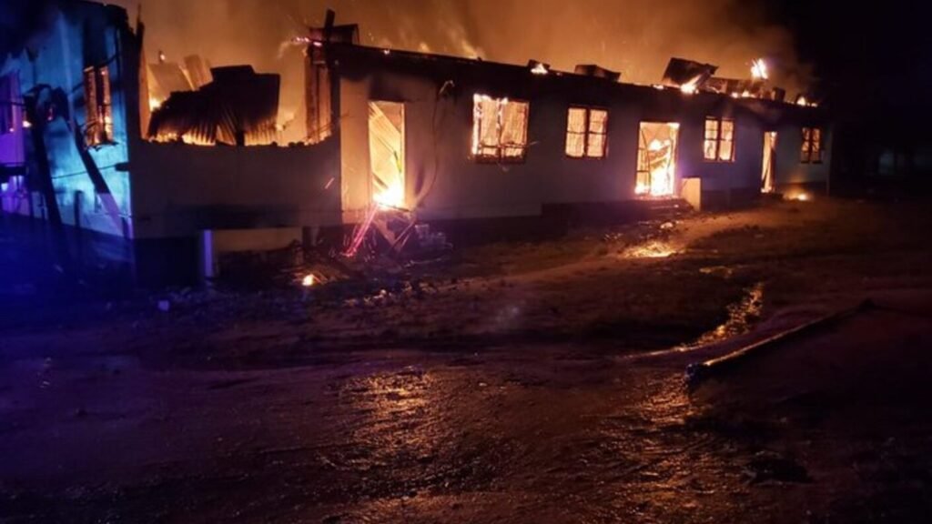19 niños muertos en escuela.