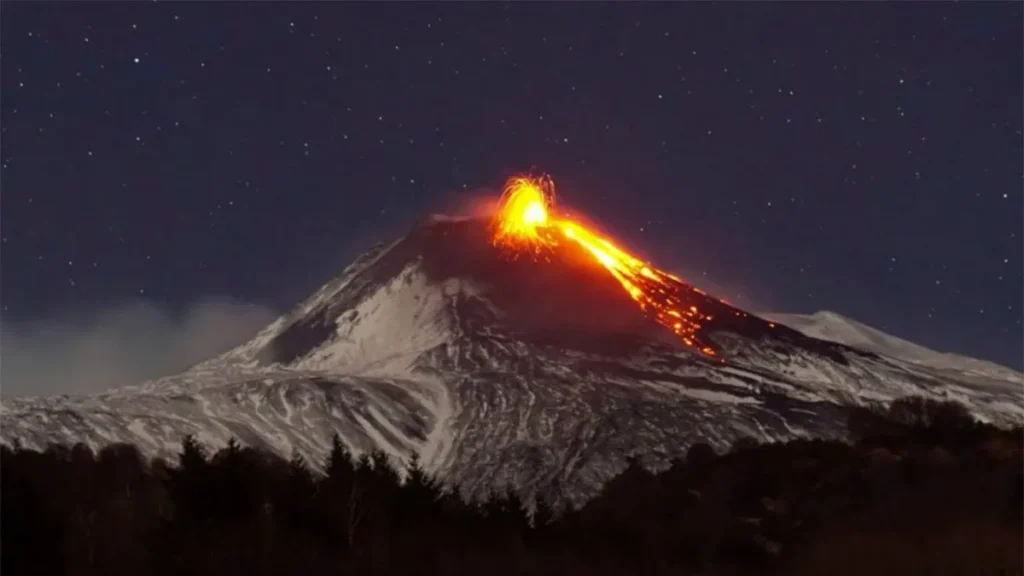 Chile dicta la alerta naranja por volcán Villarrica.