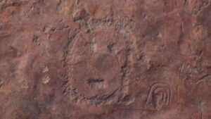 Sequía revela grabados ancestrales.