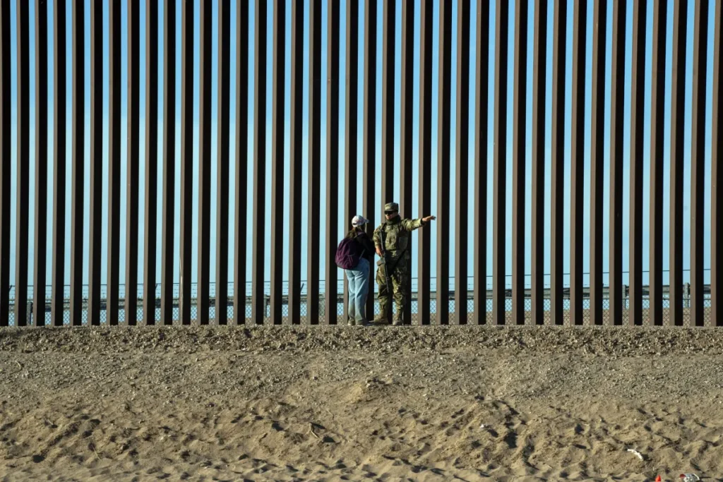 Se retoma muro fronterizo.