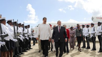 El presidente de Venezuela, Nicolás Maduro, camina junto al primer ministro de San Vicente y las Granadinas, Ralph Gonsalves, cuando llega a una reunión con el presidente de Guyana, Irfaan Ali, en medio de tensiones por una disputa fronteriza, en Kingstown, San Vicente y las Granadinas, el 14 de diciembre de 2023. Palacio de Miraflores/Folleto vía REUTERS ATENCIÓN EDITOR: ESTA IMAGEN HA SIDO SUMINISTRADA POR UN TERCERO