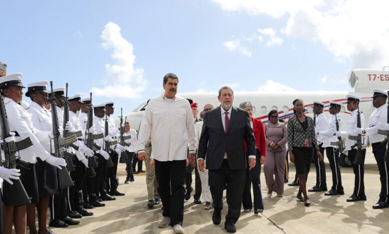 El presidente de Venezuela, Nicolás Maduro, camina junto al primer ministro de San Vicente y las Granadinas, Ralph Gonsalves, cuando llega a una reunión con el presidente de Guyana, Irfaan Ali, en medio de tensiones por una disputa fronteriza, en Kingstown, San Vicente y las Granadinas, el 14 de diciembre de 2023. Palacio de Miraflores/Folleto vía REUTERS ATENCIÓN EDITOR: ESTA IMAGEN HA SIDO SUMINISTRADA POR UN TERCERO