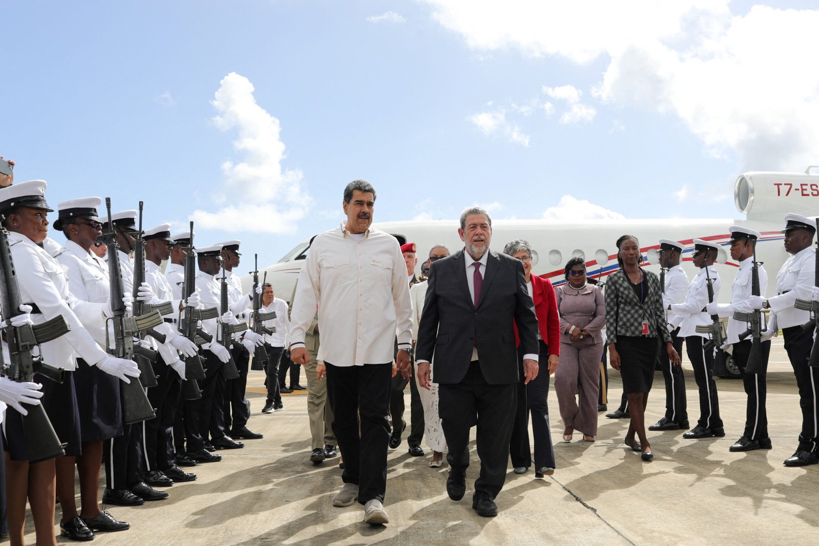 El presidente de Venezuela, Nicolás Maduro, camina junto al primer ministro de San Vicente y las Granadinas, Ralph Gonsalves, cuando llega a una reunión con el presidente de Guyana, Irfaan Ali, en medio de tensiones por una disputa fronteriza, en Kingstown, San Vicente y las Granadinas, el 14 de diciembre de 2023. Palacio de Miraflores/Folleto vía REUTERS ATENCIÓN EDITOR: ESTA IMAGEN HA SIDO SUMINISTRADA POR UN TERCERO
