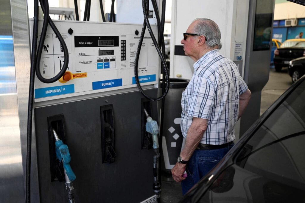 Se trata de un factor que afecta a diversos sectores de la economía y la sociedad, como el transporte, la industria, el comercio, la agricultura y el consumo. También es un factor que influye en el clima político y social, que se ha polarizado y radicalizado en los últimos tiempos.