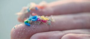 Microplástico a granel en el aire, agua y tierra.