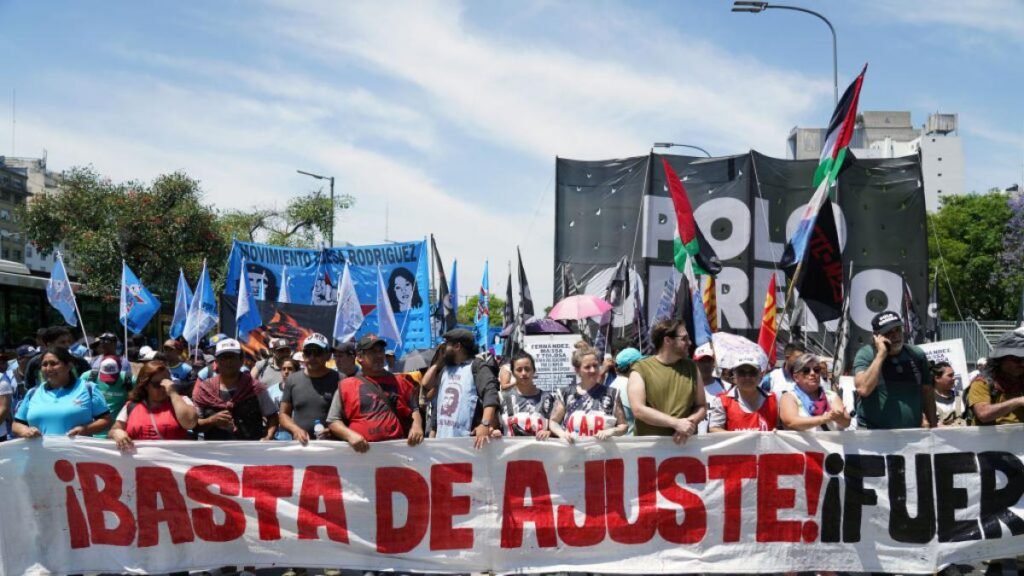 Milei lanza un decreto que aviva las protestas.