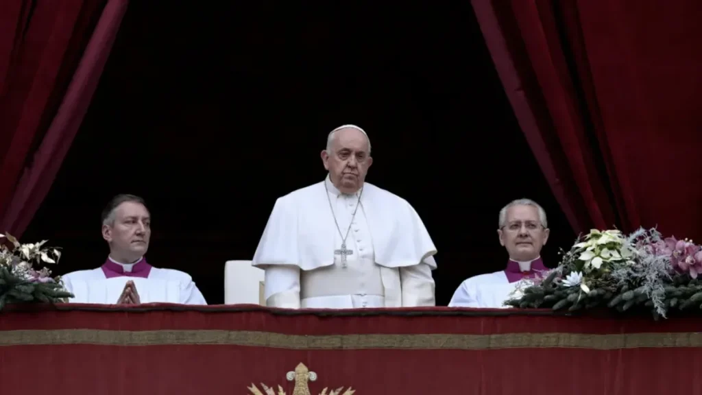 Francisco arremete contra las armas y sus fabricantes.