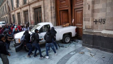 Los padres de Ayotzinapa derriban la puerta.