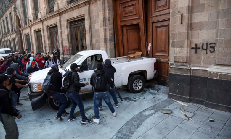 Los padres de Ayotzinapa derriban la puerta.
