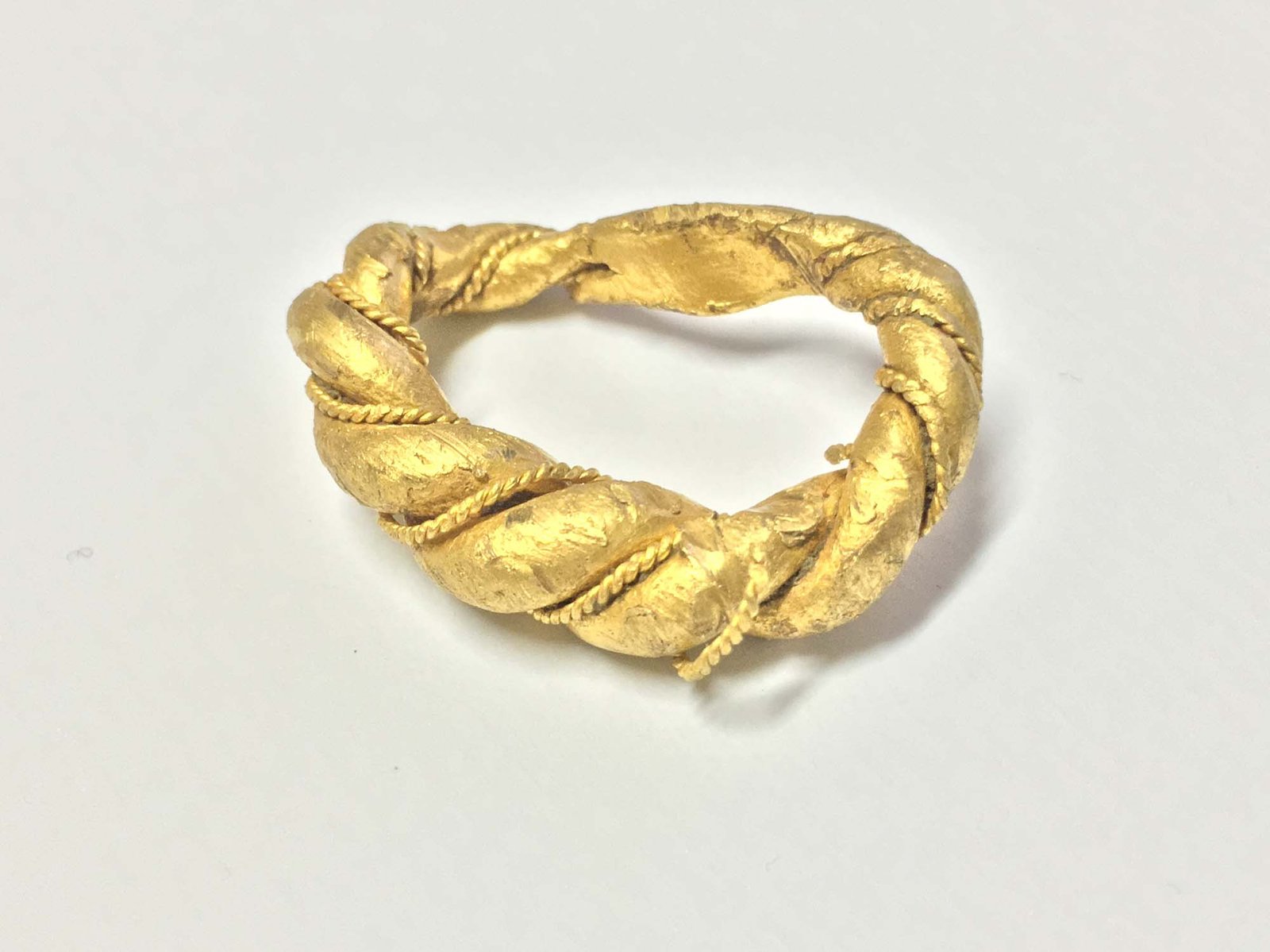 Un desafortunado anillo de oro.