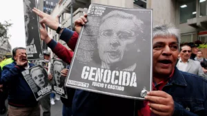 Llaman a juicio al expresidente colombiano Álvaro Uribe.