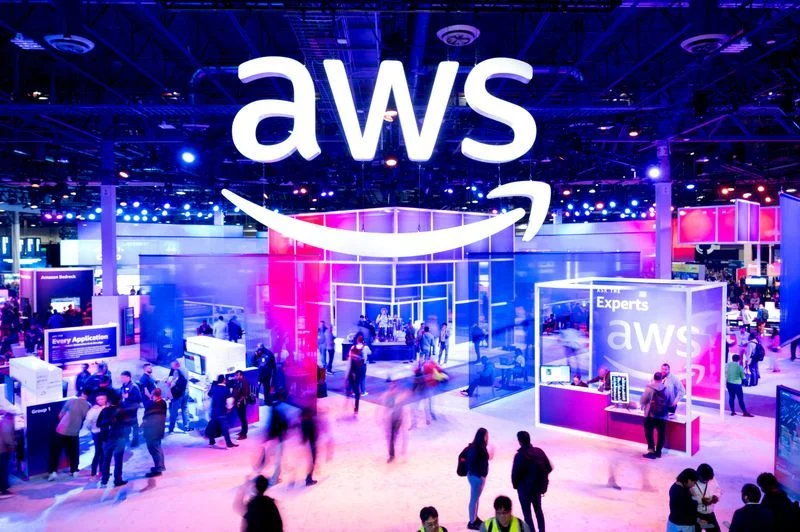 Amazon firma alianza histórica de 138.000 millones con AWS mientras OpenAI impulsa Trainium