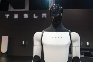 Tesla inicia producción del robot Optimus mientras sus ganancias caen 43%